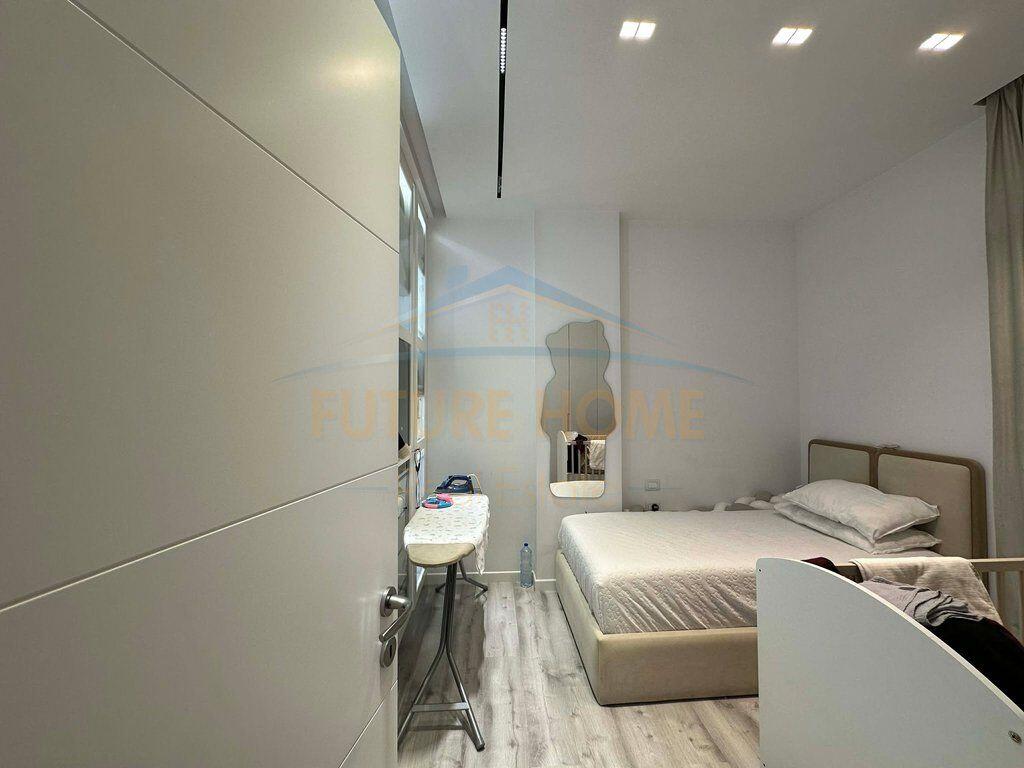 Shitet, Apartament 2+1, Emerald Center, 5 Maj