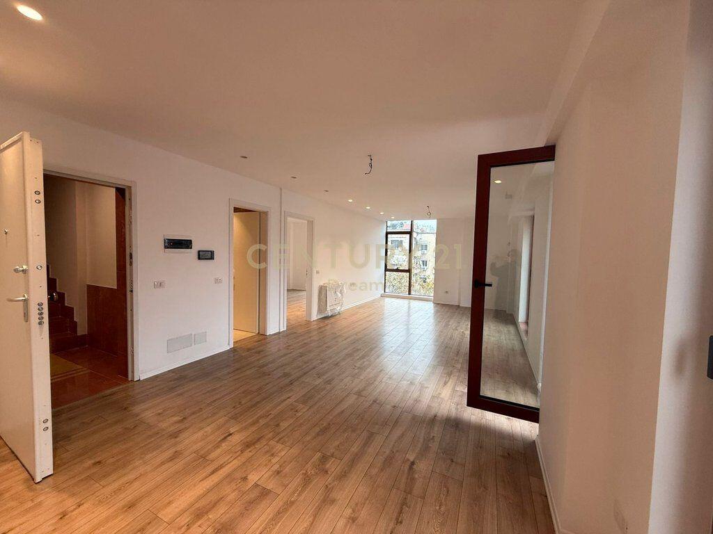 Zyrë me qira pranë Qendrës – Rruga e Kavajës.