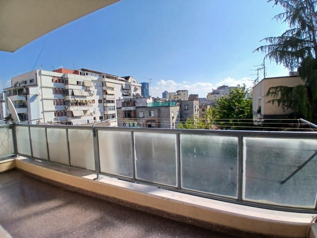 Jepet me qera apartament 3+1+2 tuale +1 ballkon  Mine peza