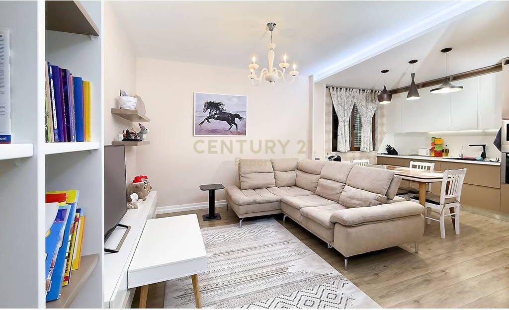 Jepet me qira vilë 4-katëshe në Rr. Riza Cerova, Tiranë – pranë Qendrës.