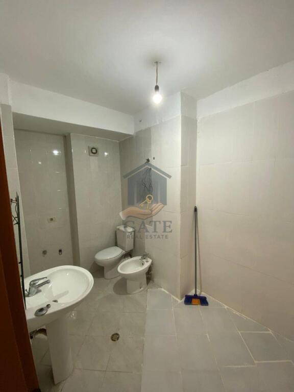 🏡 Shitet Apartament 2+1+2 në zonën e Markatës – Pallat i ri, kat i 9-të, me ashensor.