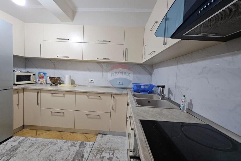 Apartament 2+1 per qira te Komuna Parisit Jepert apartament 2+1 per qira te Komuna Parisit. Aprtamenti ndodhet ne katin e 8 me ashensor. Organizohet ne; Dy dhoma gjumi, kuzhine dhe dhome ndenje bashke, 2 tualete dhe dy ballkone. Per nje vizite ne prone ju ftoj te me kontaktoni.I'm  