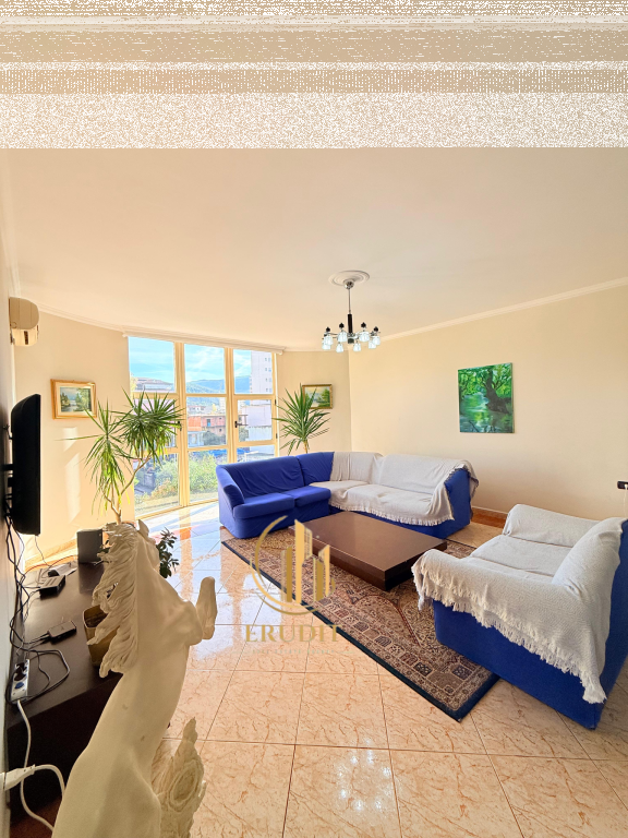 Jepet me Qira  Apartament 3+1+2 pranë Bulevardit Kryesor, Vlorë