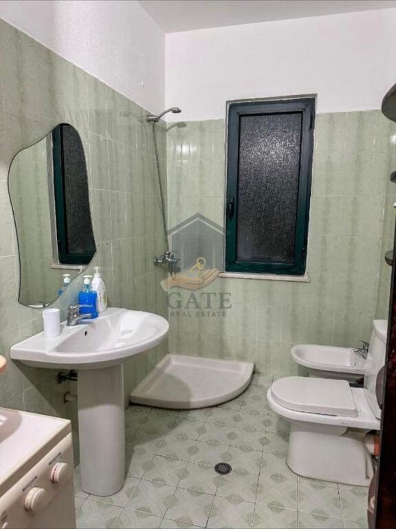 Jepet me qira garsoniere kati i 2-të, 55 m², e mobiluar plotësisht – Plazh, te Ura e Dajlanit.