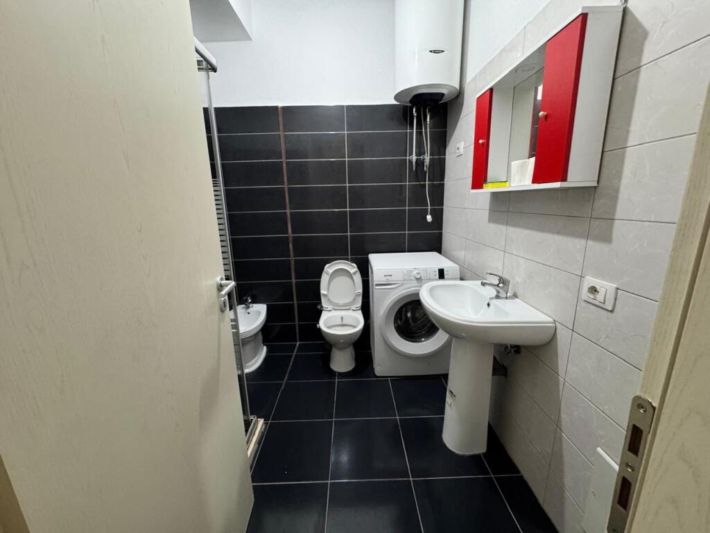 Jepet me qera 2+1 mobiluar ashensor 648 eu te treni