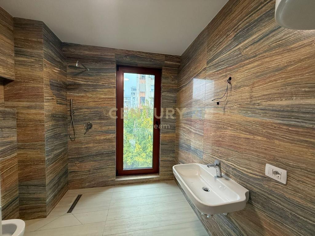 Jepet me qira ambient zyre, Rruga e Kavajës – pranë qendrës.