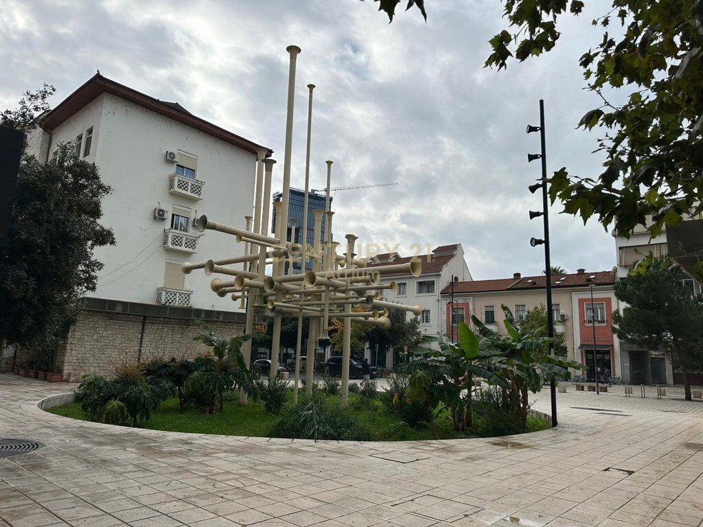 Jepet me qira ambient për zyrë 3+1+2 – Bulevardi “Zogu I”, Tiranë