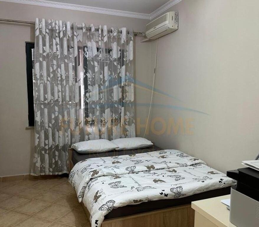 Shitet, Apartament 2+1+2, Stacioni i Trenit