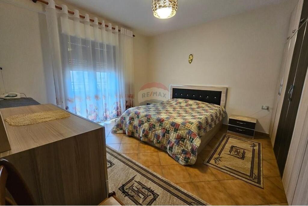 Apartament 2+1 per qira te Komuna Parisit Jepert apartament 2+1 per qira te Komuna Parisit. Aprtamenti ndodhet ne katin e 8 me ashensor. Organizohet ne; Dy dhoma gjumi, kuzhine dhe dhome ndenje bashke, 2 tualete dhe dy ballkone. Per nje vizite ne prone ju ftoj te me kontaktoni.I'm  