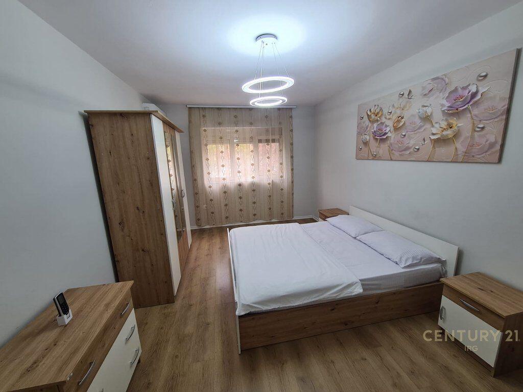 Jepet me qira apartament 1+1 në Rrugën e Kavajës, pranë qendrës.