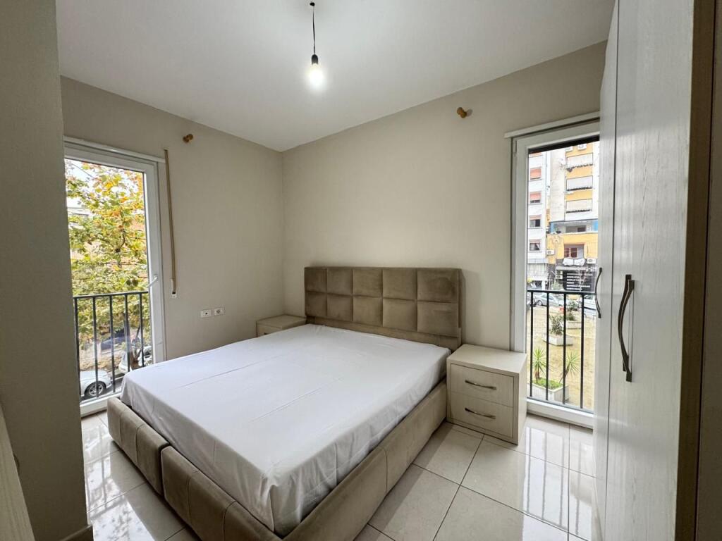 Jepet me qera 2+1 mobiluar ashensor 648 eu te treni