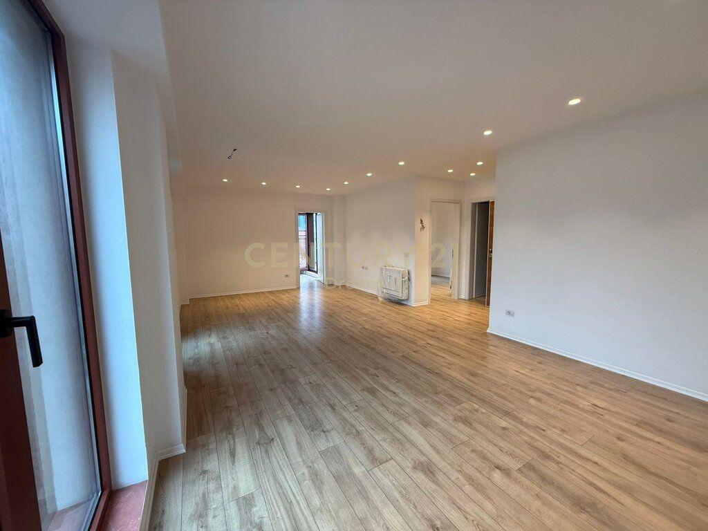 Jepet me qira ambient zyre, Rruga e Kavajës – pranë qendrës.