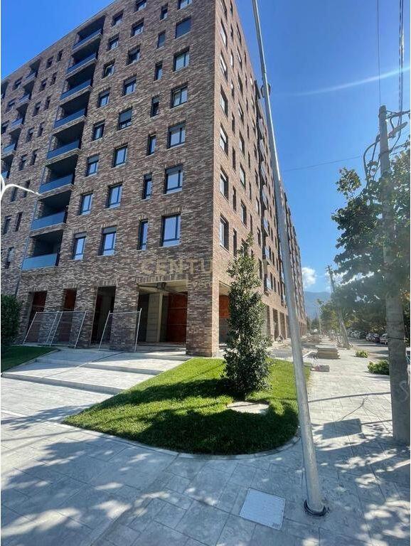 Shitet apartament 2+1+2 në zonën “5 Maji”, Tiranë.