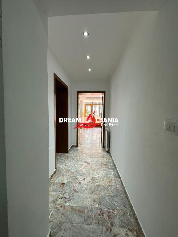 Zyre me qera prane Sheshit Wilson ne Tirane (ID 4261676 )