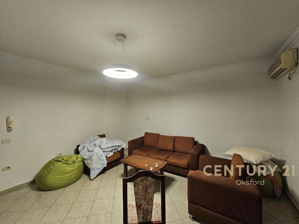 Shitet apartament 2+1 me kuzhinë të veçuar, zona “Shkolla e Kuqe” – Rruga Bardhyl, Tiranë.