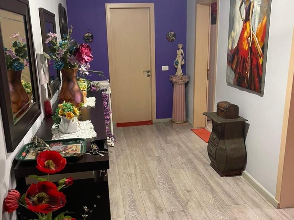 APARTAMENT 1+1 ME QIRA – PRANË HOTEL PALACE