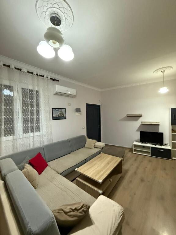 Jepet me qera apartament 2+1 prane Bulevardit te ri