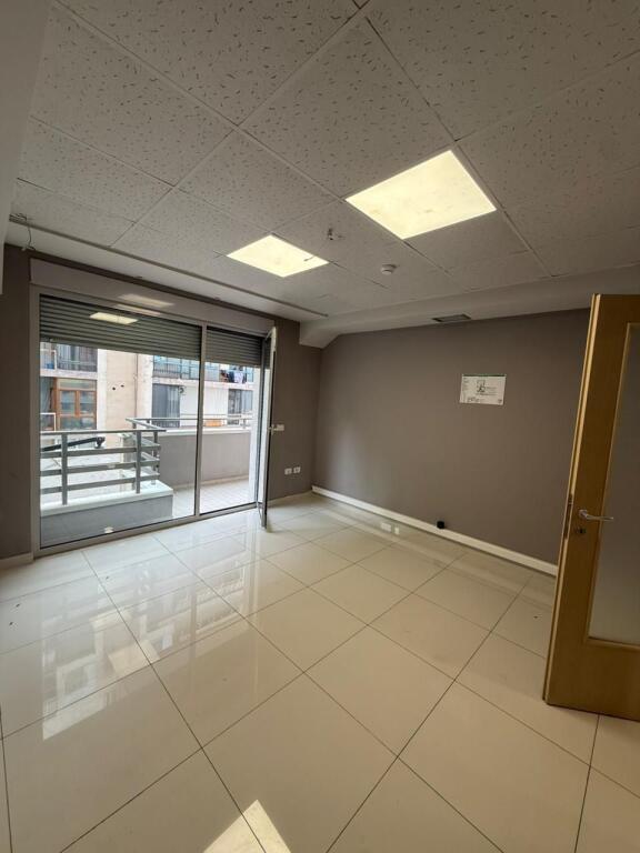 AMBIENT ZYRE 210M2 PER QERA NE BLLOK