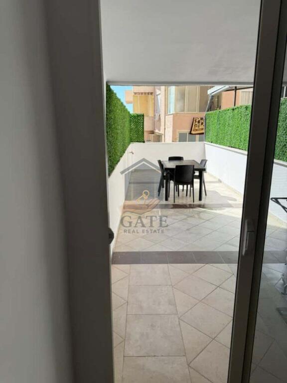 Jepet me qira apartament 2+1 me verandë – Kati i 2-të, me ashensor, pamje nga deti – Plazh, pranë urës së Dajlanit.