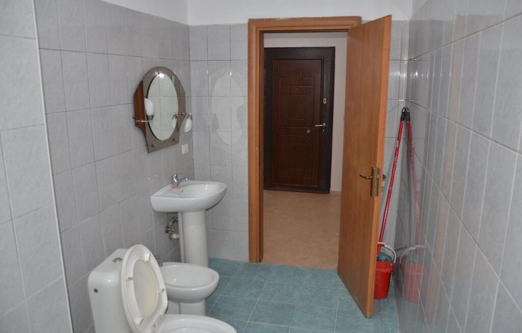 Jepet me qera 1+1, te restorant Fresku