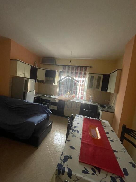 Jepet me qera Apartament 1+1 në katin e 7, me ashensor – Pranë Plazhit Iliria, Durrës.