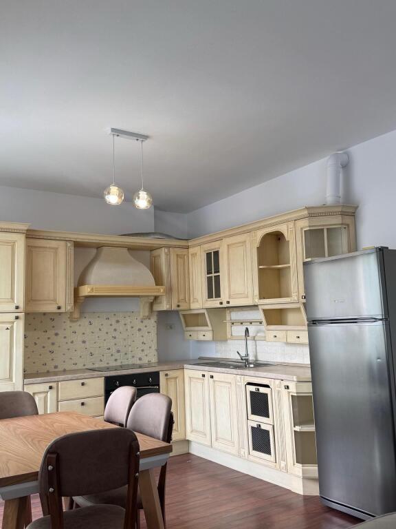 📍 JEPET ME QIRA 2+1 LUKSOZ – KOMUNA E PARISIT (mbi Kristal Center)