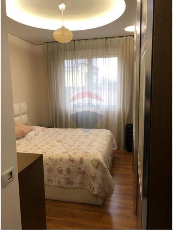 APARTAMENT 1+1 ME QIRA PRANE GJIMNAZIT PARTIZANI !