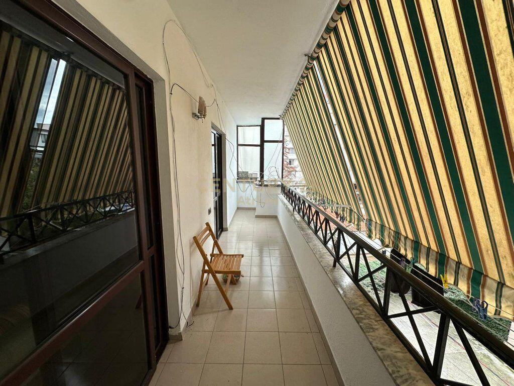 Jepet me qira ambient për zyrë 3+1+2 – Bulevardi “Zogu I”, Tiranë