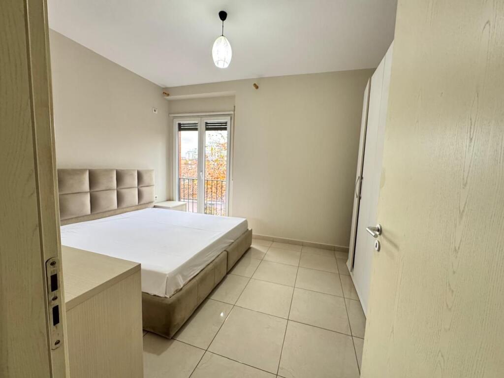 Jepet me qera 2+1 mobiluar ashensor 648 eu te treni