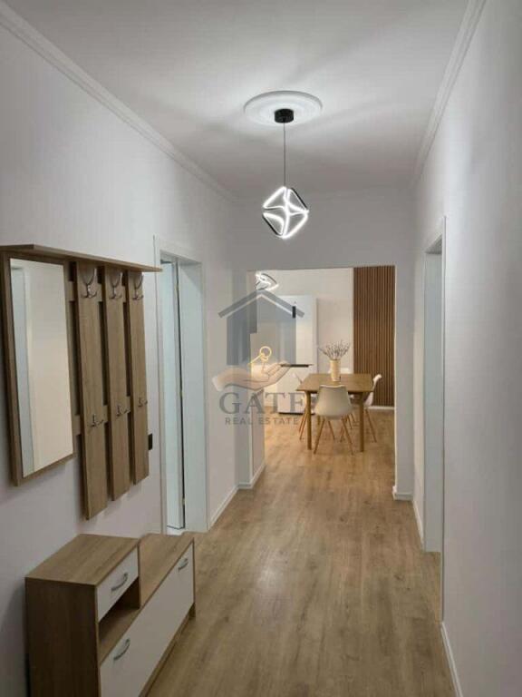 Jepet me qira apartament 2+1 me verandë – Kati i 2-të, me ashensor, pamje nga deti – Plazh, pranë urës së Dajlanit.