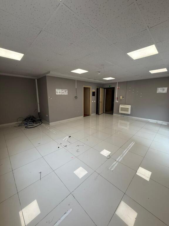 AMBIENT ZYRE 210M2 PER QERA NE BLLOK