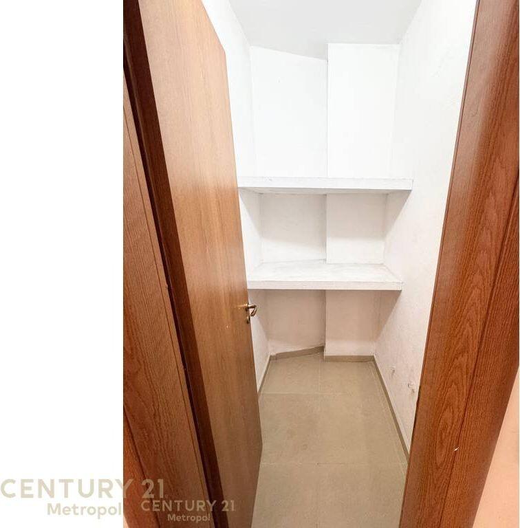 Ambient Komercial 85 m² me Qira – Sheshi Avni Rustemi / Pazari i Ri