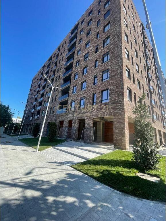 Shitet apartament 2+1+2 në zonën “5 Maji”, Tiranë.