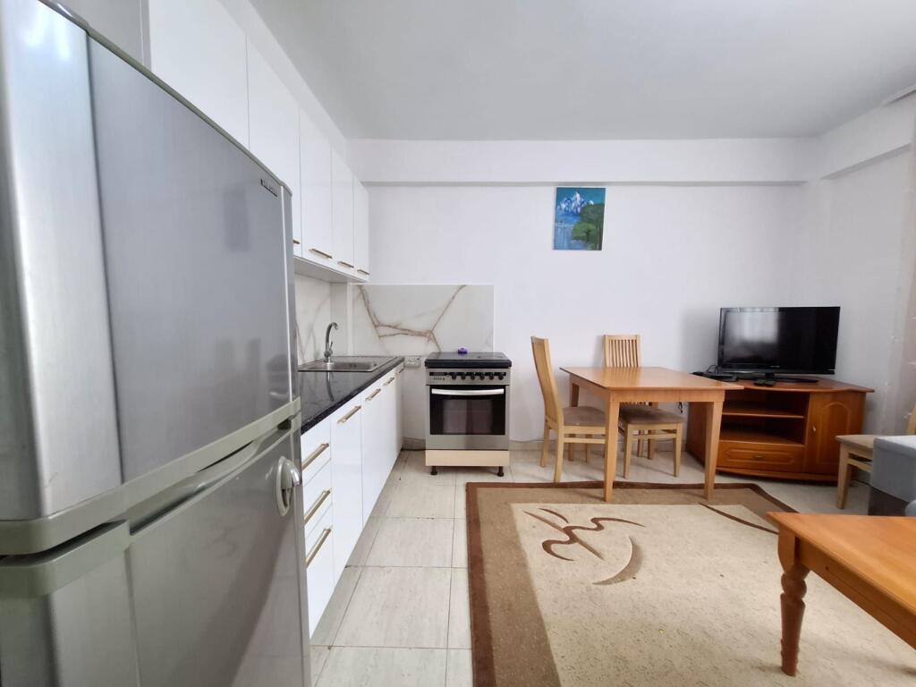 Shtepi 1+1 e Bollshme ( Rr. Vilave - TEG, Lunder ) i Kompletuar: Kuzh e Re &amp; Dh Gjumi e Madhe 300 Euro/Muaj