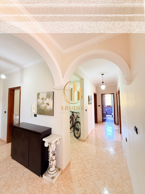 Jepet me Qira  Apartament 3+1+2 pranë Bulevardit Kryesor, Vlorë