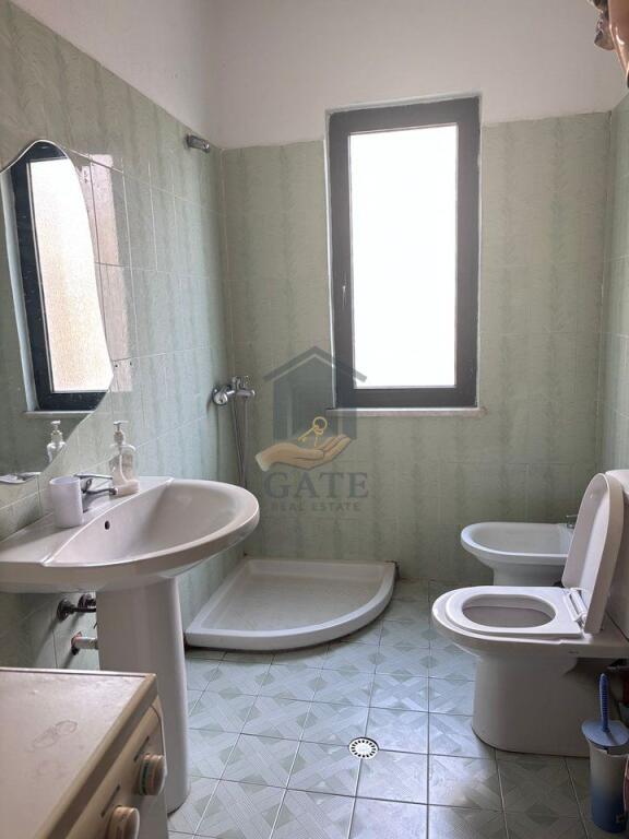 Jepet me qira garsoniere kati i 2-të, 55 m², e mobiluar plotësisht – Plazh, te Ura e Dajlanit.