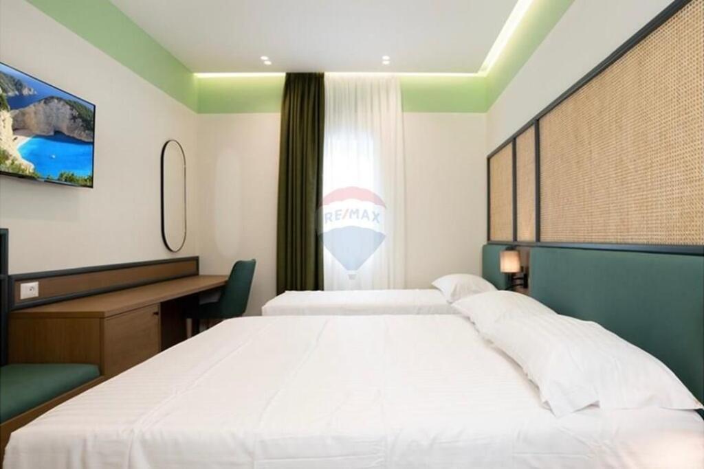 10 Gazonjere ne shitje ne Santorini