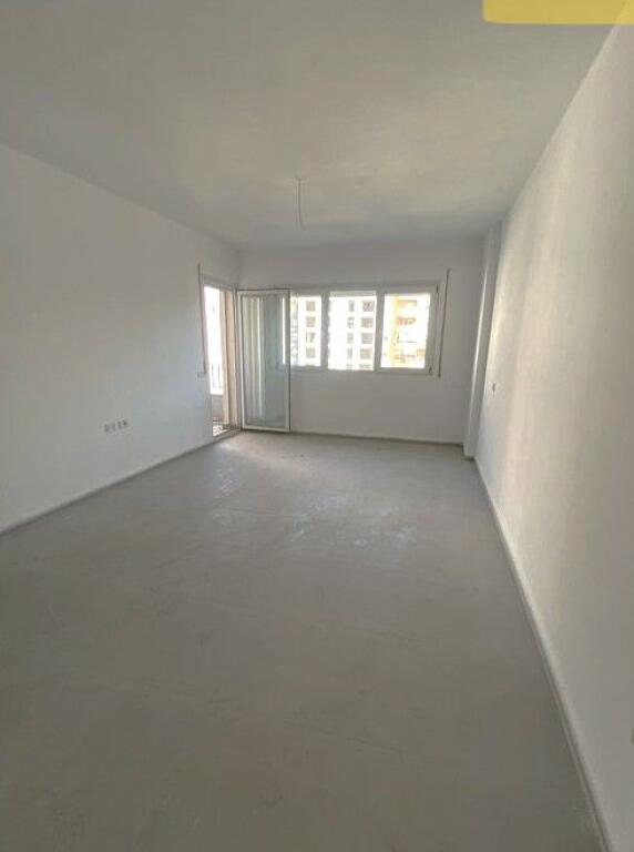 Shitet, Apartament 1+1 – Rruga Qemal Stafa, Pazari i Ri