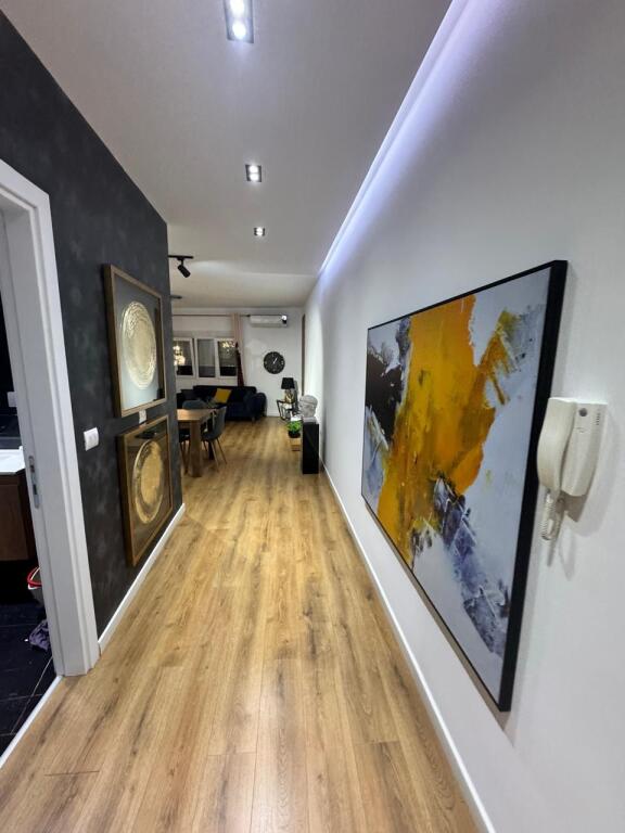 Apartament 2+1+2 tualete tek Komuna e Parisit!