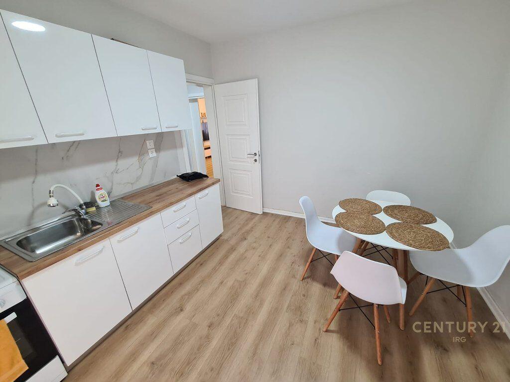 Jepet me qira apartament 1+1 në Rrugën e Kavajës, pranë qendrës.
