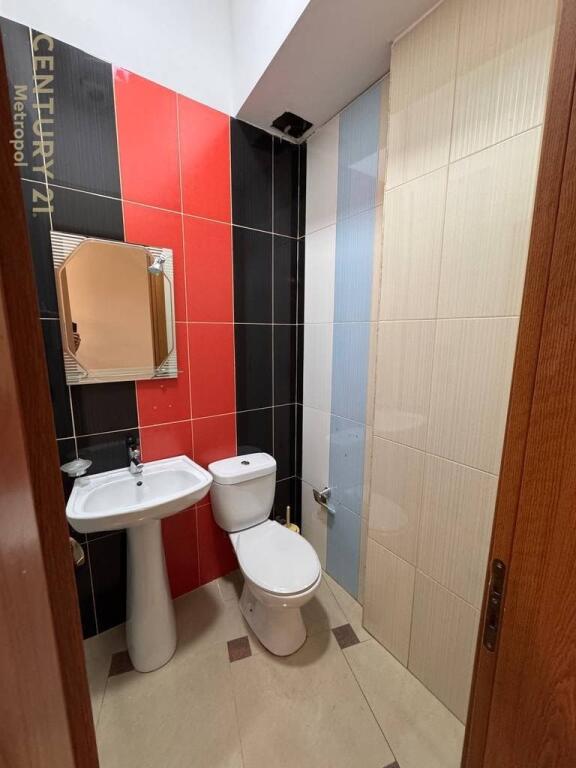 Ambient Komercial 85 m² me Qira – Sheshi Avni Rustemi / Pazari i Ri