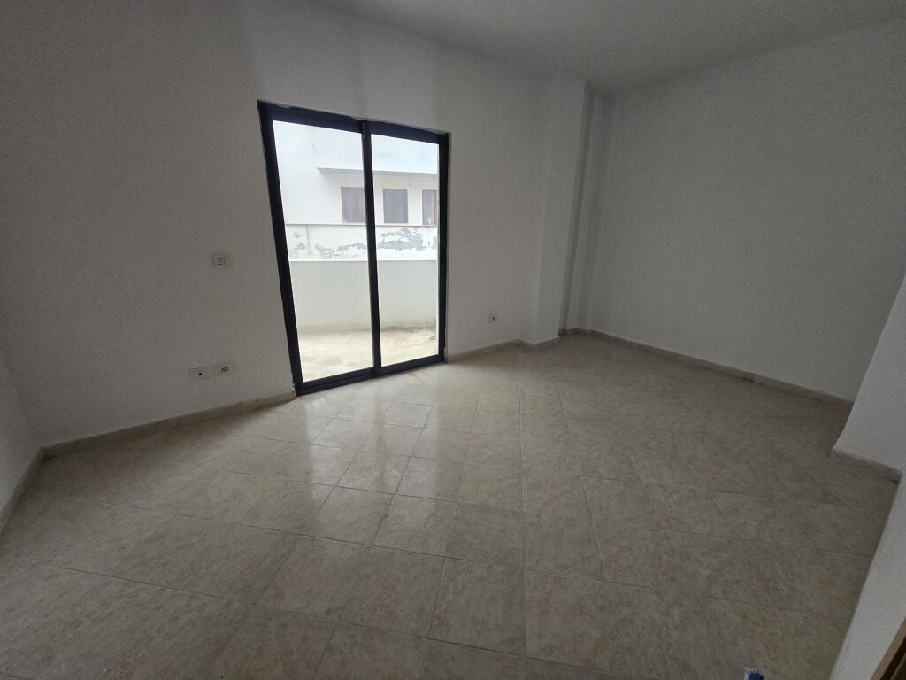 Shitet Apartament 2+1+2Blk ne Fresk