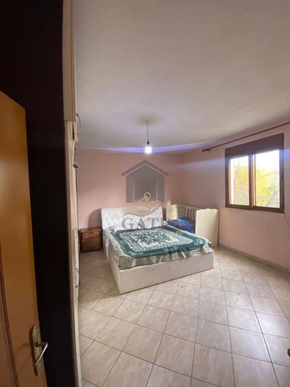 🏡 Jepet me qira apartament 1+1 në zonën e Zjarrfikëses – Kat i 1-rë i një vile 2-katëshe.