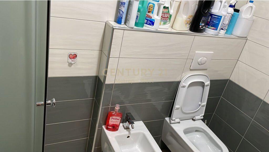 Apartament 2+1+2 tualete, me post parkimi në Shitje - Fresku Tiranë!