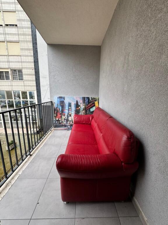 Jepet me qera 2+1 mobiluar ashensor 648 eu te treni