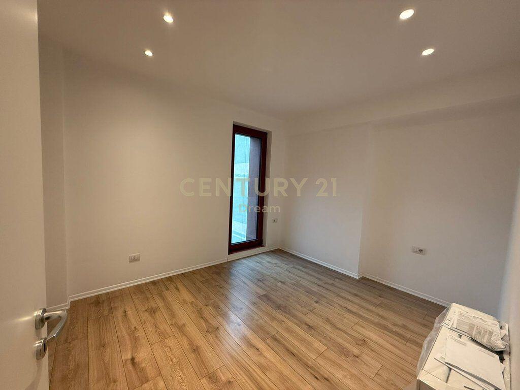 Jepet me qira ambient zyre, Rruga e Kavajës – pranë qendrës.