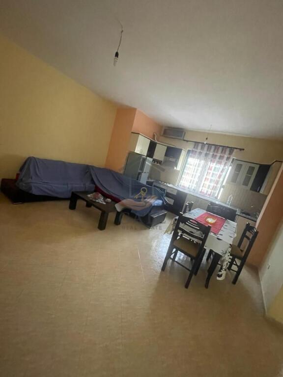 Jepet me qera Apartament 1+1 në katin e 7, me ashensor – Pranë Plazhit Iliria, Durrës.