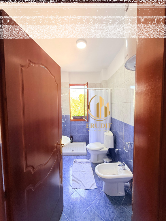 Jepet me Qira  Apartament 3+1+2 pranë Bulevardit Kryesor, Vlorë