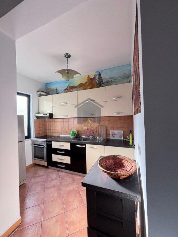 Jepet me qira garsoniere kati i 2-të, 55 m², e mobiluar plotësisht – Plazh, te Ura e Dajlanit.