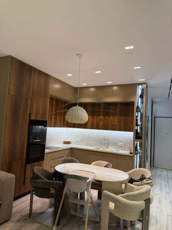 Shitet, Apartament 2+1, Emerald Center, 5 Maj